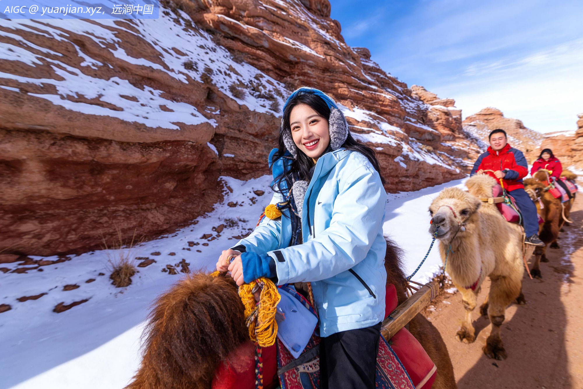 甘肃省张掖平山湖大峡谷景区，游客穿行于峡谷之中